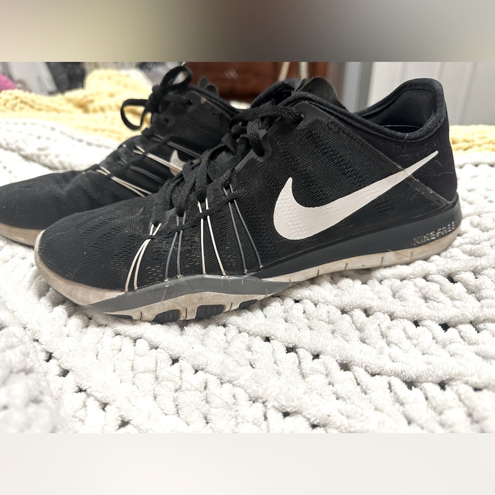 nike size 10 women’s tennis shoes